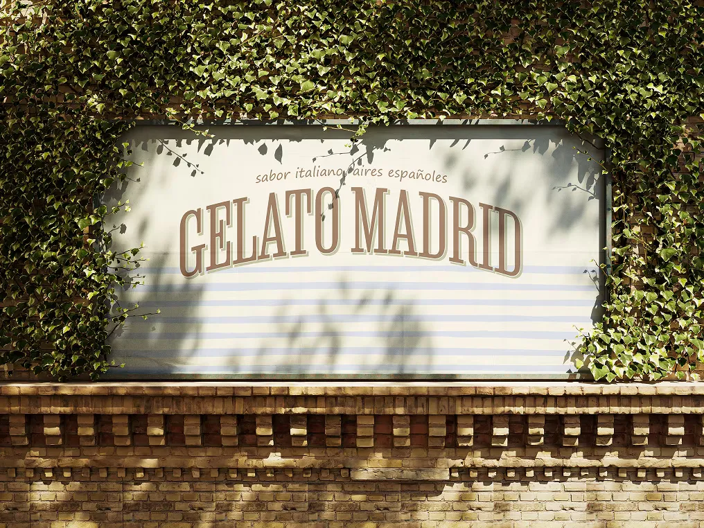 Cartel de Gelato Madrid sobre un muro de hiedra en la fachada del local