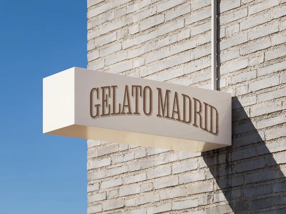 Cartel volado de Gelato Madrid sobre la pared de ladrillo del local