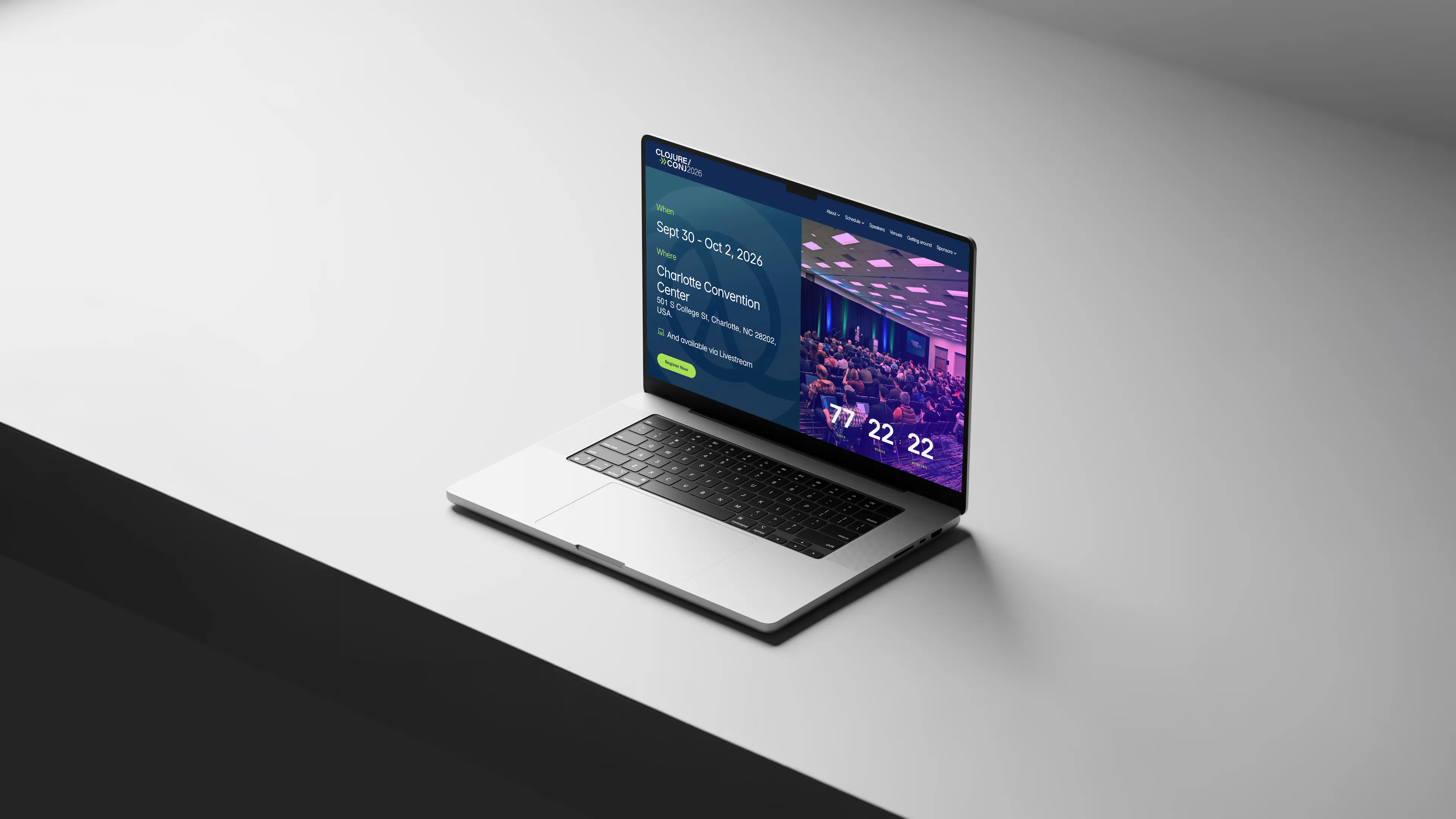 Sitio web de Clojure Conj 2026 mostrado en una laptop