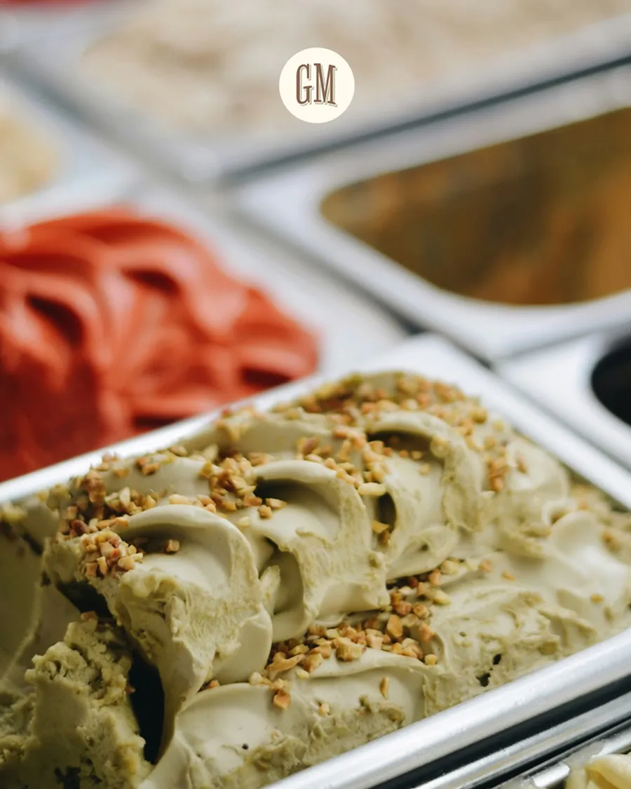 Cubetas de gelato artesanal en la vitrina de la tienda