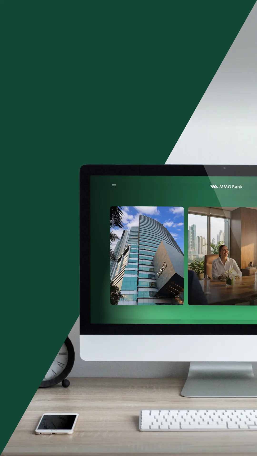 Sitio web de MMG Bank mostrado en un iMac sobre un escritorio de madera
