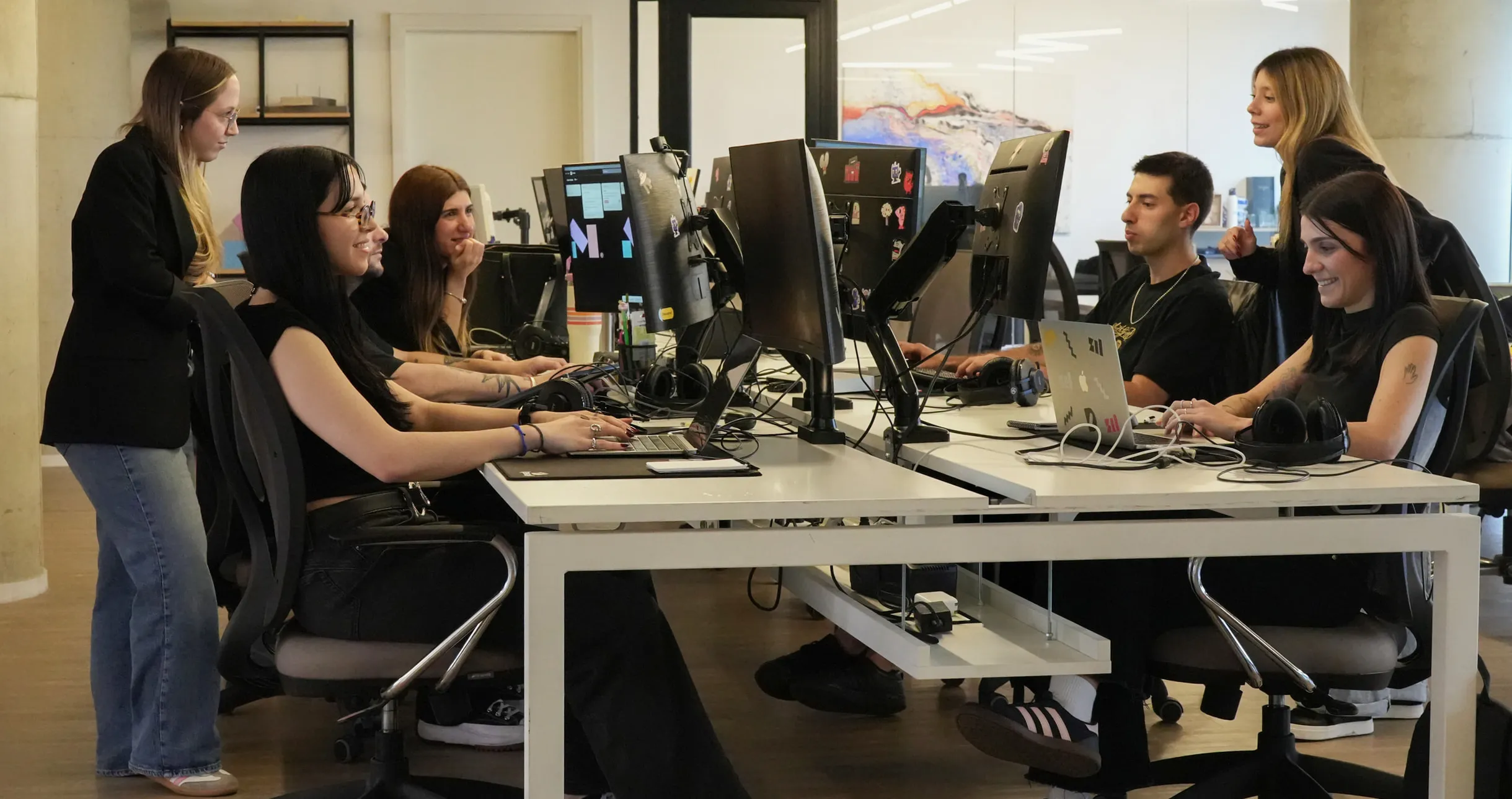 El equipo de Zil Design trabajando en el estudio.